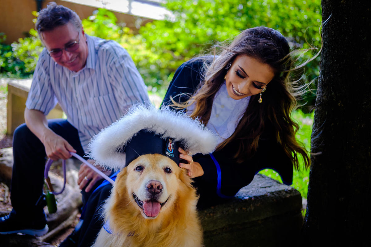 Ensaio de Formatura da Vivian Vaz, pelo Fotógrafo de Formatura Vinícius Vogel, na PUCRS, fotógrafo em Porto Alegre, Vale dos Sinos, Serra Gaúcha, Curitiba, Florianópolis, São Paulo, Rio de Janeiro. Cachorra e o Barrete