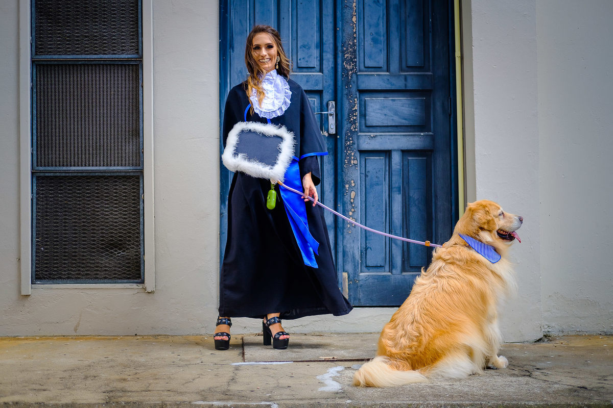 Ensaio de Formatura da Vivian Vaz, pelo Fotógrafo de Formatura Vinícius Vogel, na PUCRS, fotógrafo em Porto Alegre, Vale dos Sinos, Serra Gaúcha, Curitiba, Florianópolis, São Paulo, Rio de Janeiro. Cachorra modelo