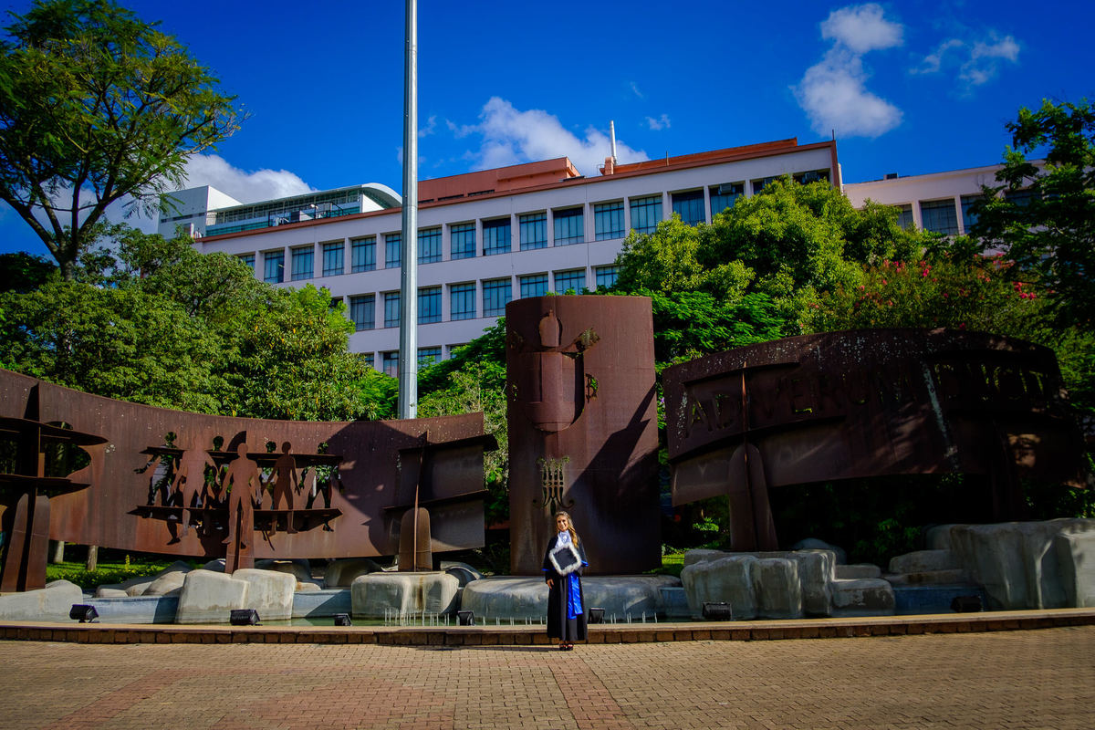 Ensaio de Formatura da Vivian Vaz, pelo Fotógrafo de Formatura Vinícius Vogel, na PUCRS, fotógrafo em Porto Alegre, Vale dos Sinos, Serra Gaúcha, Curitiba, Florianópolis, São Paulo, Rio de Janeiro.