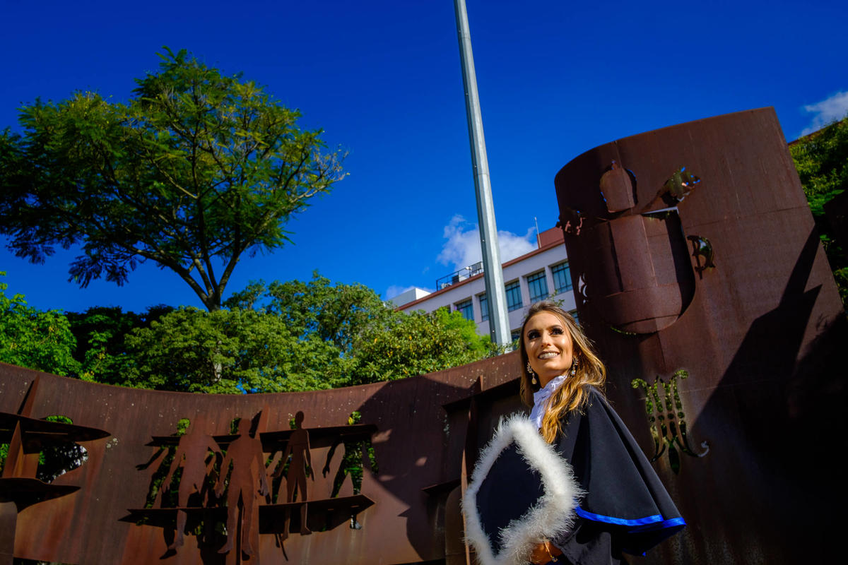 Ensaio de Formatura da Vivian Vaz, pelo Fotógrafo de Formatura Vinícius Vogel, na PUCRS, fotógrafo em Porto Alegre, Vale dos Sinos, Serra Gaúcha, Curitiba, Florianópolis, São Paulo, Rio de Janeiro.