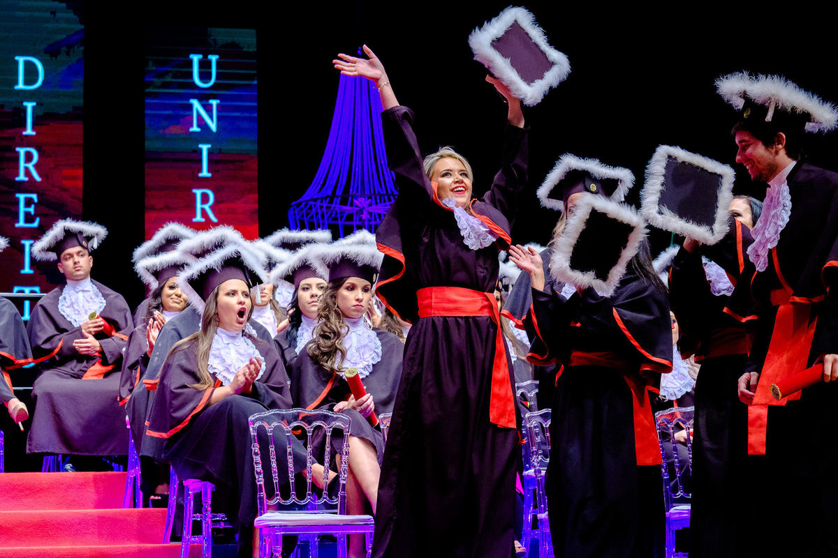Fotos de formatura da Bruna Dias - Formatura de Direito Uniritter - Fiergs - Fotos por Vinícius Vogel Fotógrafo de Casamentos e Família em Porto Alegre, Vale dos Sinos, Serra, São Paulo, Rio de Janeiro, Curitiba, Portugal, Argentina.