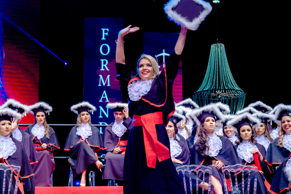 Fotos de formatura da Bruna Dias - Formatura de Direito Uniritter - Fiergs - Fotos por Vinícius Vogel Fotógrafo de Casamentos e Família em Porto Alegre, Vale dos Sinos, Serra, São Paulo, Rio de Janeiro, Curitiba, Portugal, Argentina.