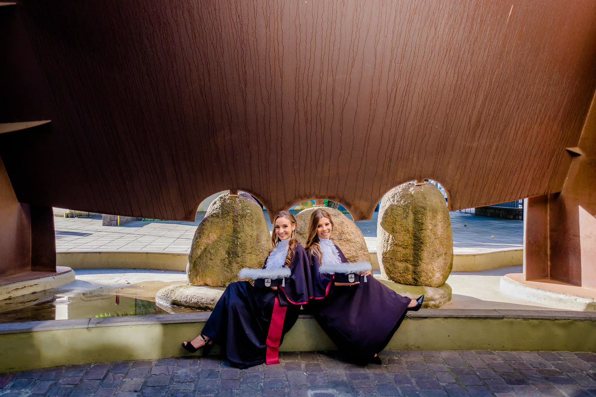 Formandas Andressa e Taíse, formatura de Odontologia na UFRGS, por Vinícius Vogel, Fotógrafo profissional de eventos em Porto Alegre, Serra Gaúcha, Caxias do Sul, Bento Gonçalves, Gramado, Canela, São Paulo, Rio de Janeiro, Curitiba, Portugal, campus