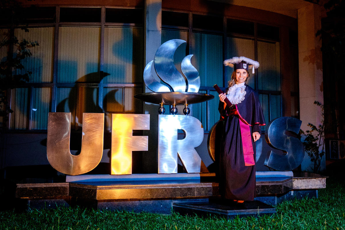Formandas Andressa e Taíse, formatura de Odontologia na UFRGS, por Vinícius Vogel, Fotógrafo profissional de eventos em Porto Alegre, Serra Gaúcha, Caxias do Sul, Bento Gonçalves, Gramado, Canela, São Paulo, Rio de Janeiro, Curitiba, Portugal, ensaio