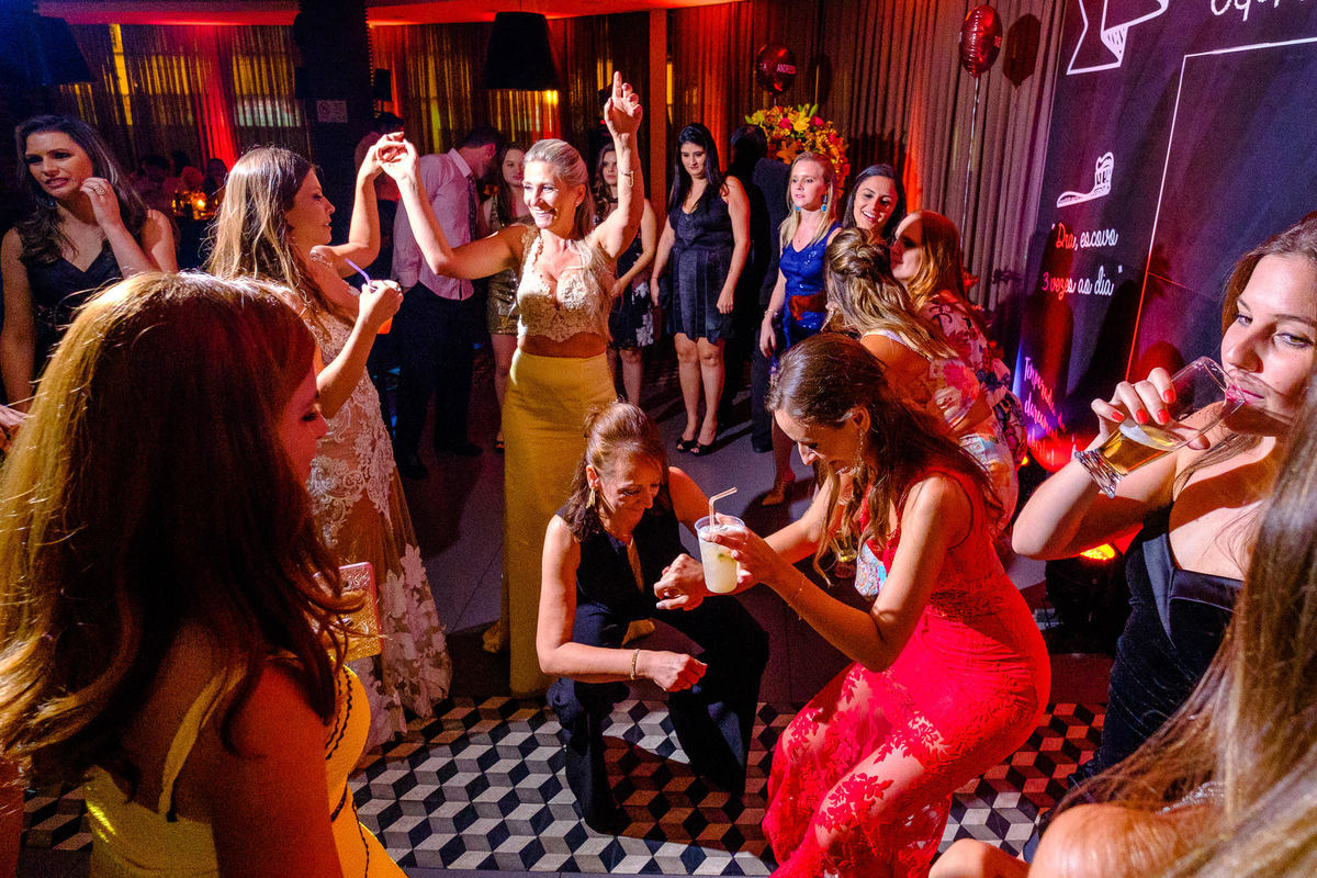 Formandas Andressa e Taíse, formatura de Odontologia na UFRGS, por Vinícius Vogel, Fotógrafo profissional de eventos em Porto Alegre, Serra Gaúcha, Caxias do Sul, Bento Gonçalves, Gramado, Canela, São Paulo, Rio de Janeiro, Curitiba, Portugal, festa