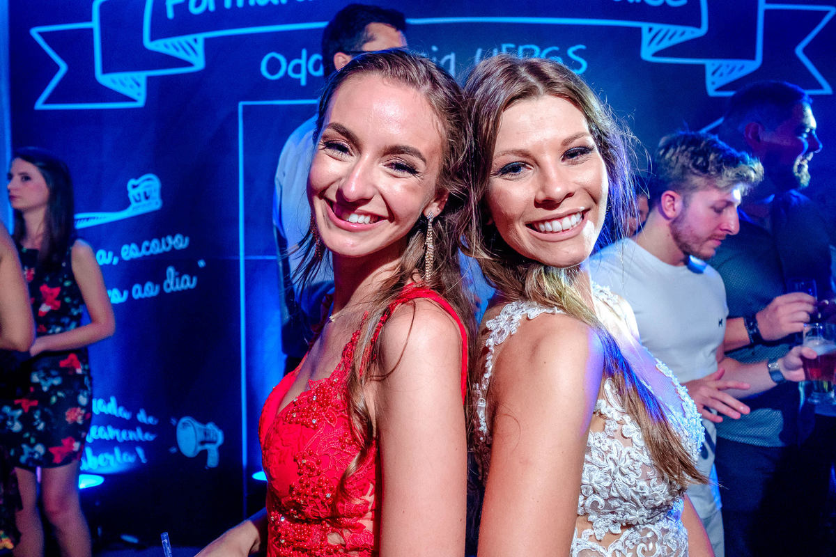 Formandas Andressa e Taíse, formatura de Odontologia na UFRGS, por Vinícius Vogel, Fotógrafo profissional de eventos em Porto Alegre, Serra Gaúcha, Caxias do Sul, Bento Gonçalves, Gramado, Canela, São Paulo, Rio de Janeiro, Curitiba, Portugal, retrato