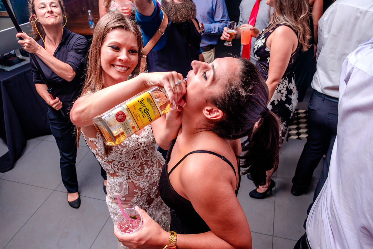 Formandas Andressa e Taíse, formatura de Odontologia na UFRGS, por Vinícius Vogel, Fotógrafo profissional de eventos em Porto Alegre, Serra Gaúcha, Caxias do Sul, Bento Gonçalves, Gramado, Canela, São Paulo, Rio de Janeiro, Curitiba, Portugal, tequila