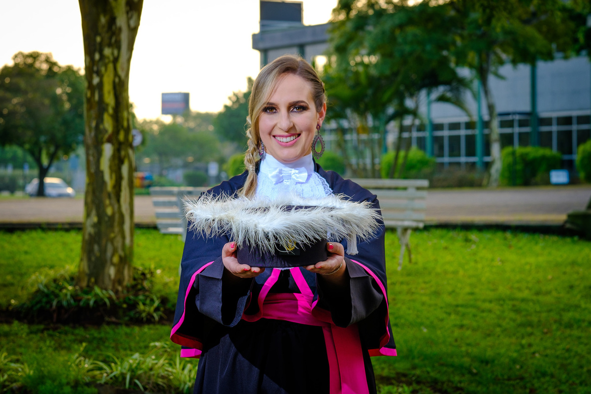Formatura, colação de grau da Pricila Cornely, fotógrafo Vinícius Vogel e fotógrafa Maggie, toga, barrete, beca, canudo, na FIERGS, fotografo porto alegre, fotografia de formatura