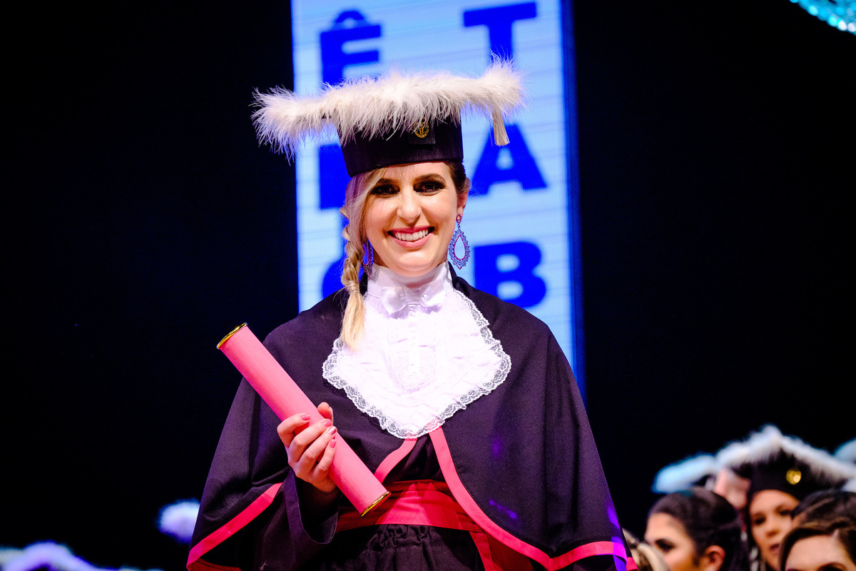 Formatura, colação de grau da Pricila Cornely, fotógrafo Vinícius Vogel e fotógrafa Maggie, toga, barrete, beca, canudo, na FIERGS, fotografo porto alegre, fotografia de formatura