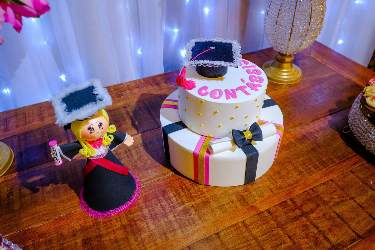 Formatura, colação de grau da Pricila Cornely, fotógrafo Vinícius Vogel e fotógrafa Maggie, toga, barrete, beca, canudo, na FIERGS, fotografo porto alegre, fotografia de formatura, decoração de formatura, mesa de doces