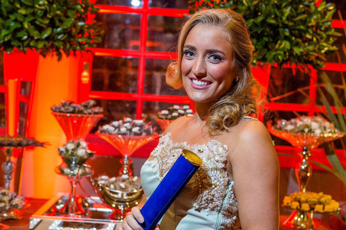 formatura marieta simch, pelo fotógrafo profissional em porto alegre, colação de grau, recepção, teatro do bourbon country, toga, barrete, beca, vestido de festa, direito, medicina, formanda,