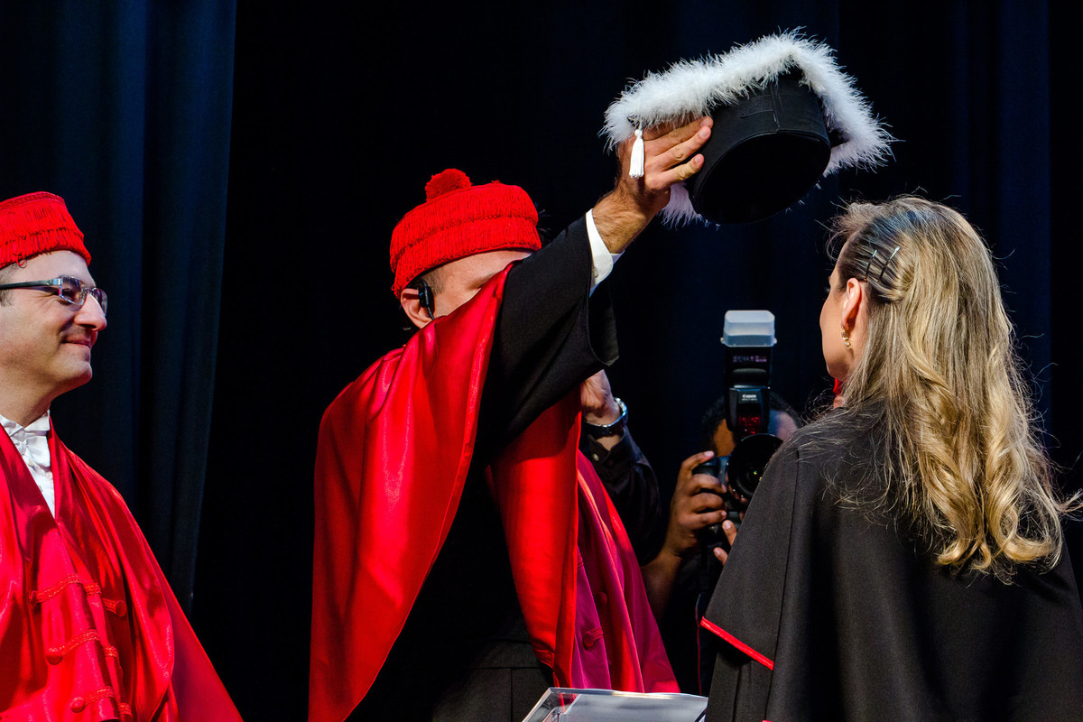 formatura direito pucrs, aline gil, formanda, ensaio de formatura, toga, barrete, canudo, festa de formatura, fotógrafo em porto alegre, vinícius vogel, fotografo para formatura, fotografa, fotografia, colando grau