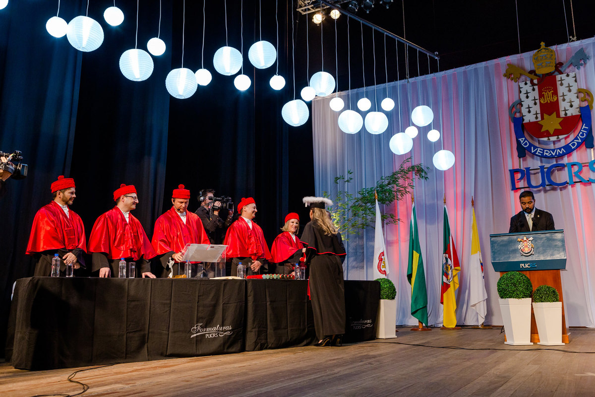 formatura direito pucrs, aline gil, formanda, ensaio de formatura, toga, barrete, canudo, festa de formatura, fotógrafo em porto alegre, vinícius vogel, fotografo para formatura, fotografa, fotografia
