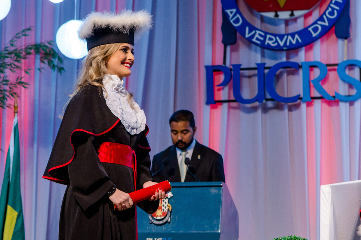 formatura direito pucrs, aline gil, formanda, ensaio de formatura, toga, barrete, canudo, festa de formatura, fotógrafo em porto alegre, vinícius vogel, fotografo para formatura, fotografa, fotografia