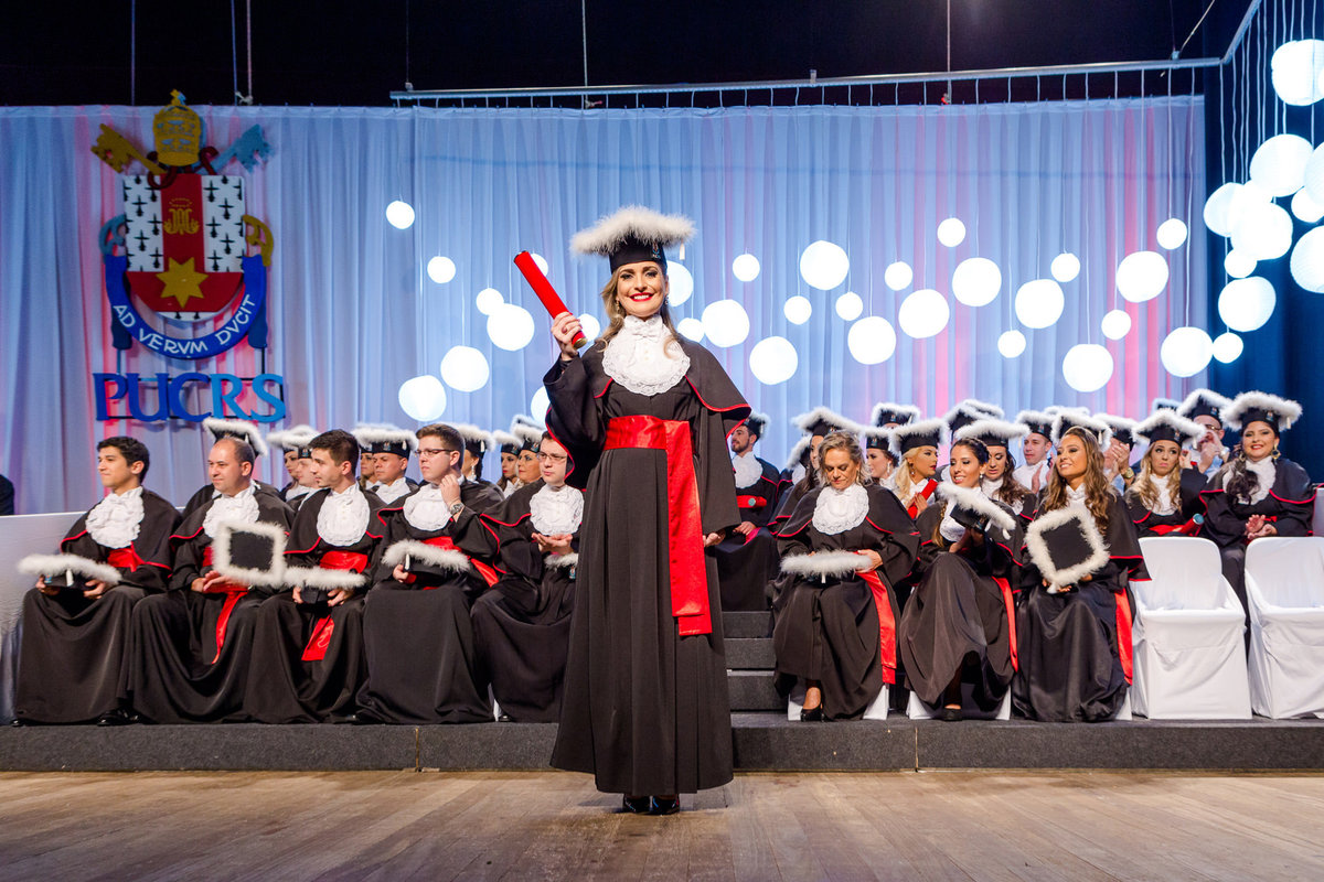 formatura direito pucrs, aline gil, formanda, ensaio de formatura, toga, barrete, canudo, festa de formatura, fotógrafo em porto alegre, vinícius vogel, fotografo para formatura, fotografa, fotografia, salão de atos