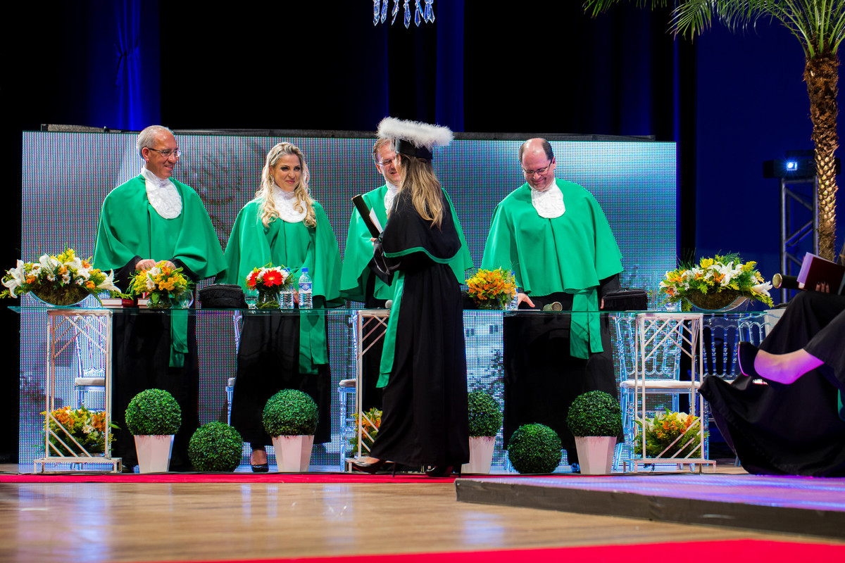 formatura medicina, ulbra, porto alegre, fotografo, formanda, vestido de formatura, fiergs, vinicius vogel, fotografo profissional, ensaio formatura, toga, barrete, canudo