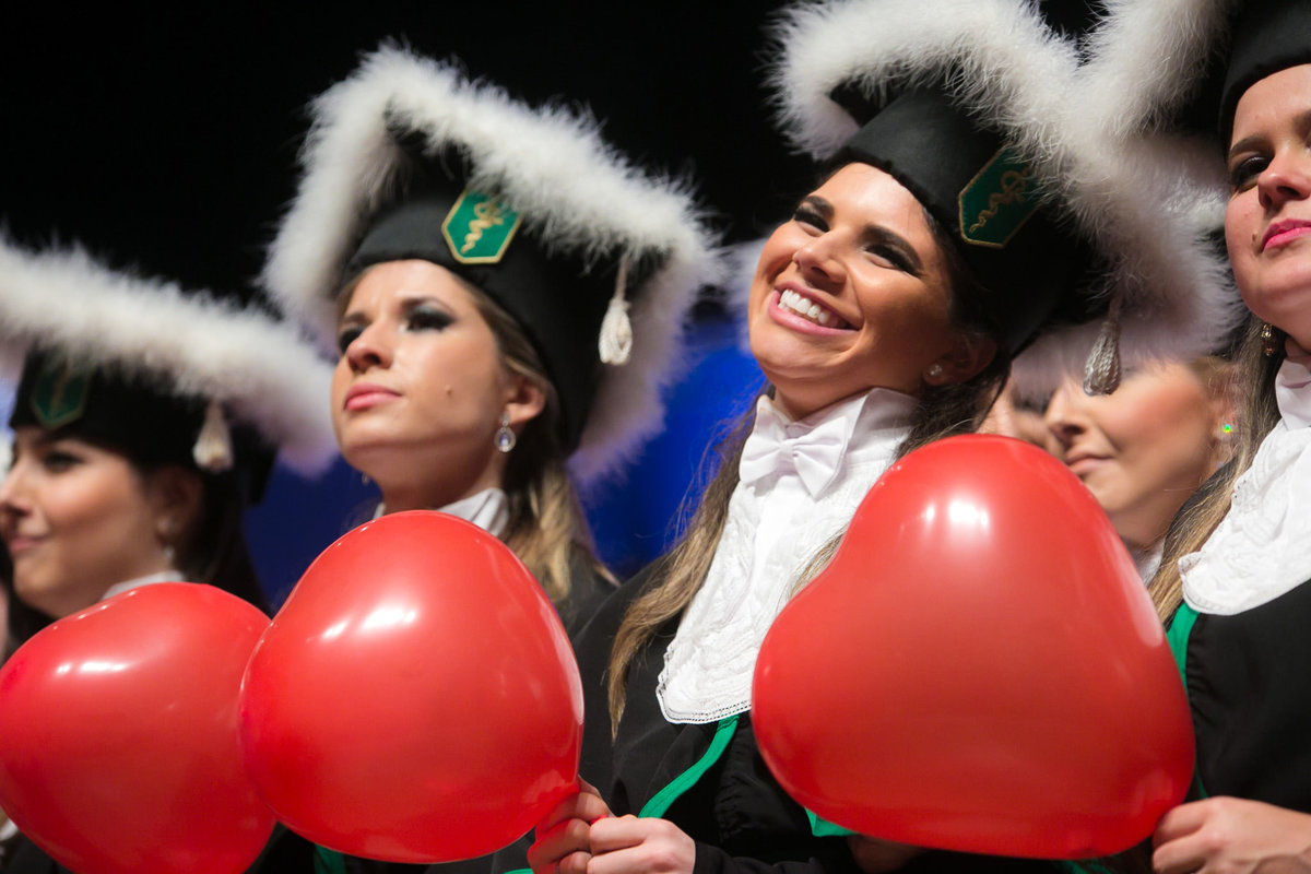 formatura medicina, ulbra, porto alegre, fotografo, formanda, vestido de formatura, fiergs, vinicius vogel, fotografo profissional, ensaio formatura, toga, barrete, canudo, balão