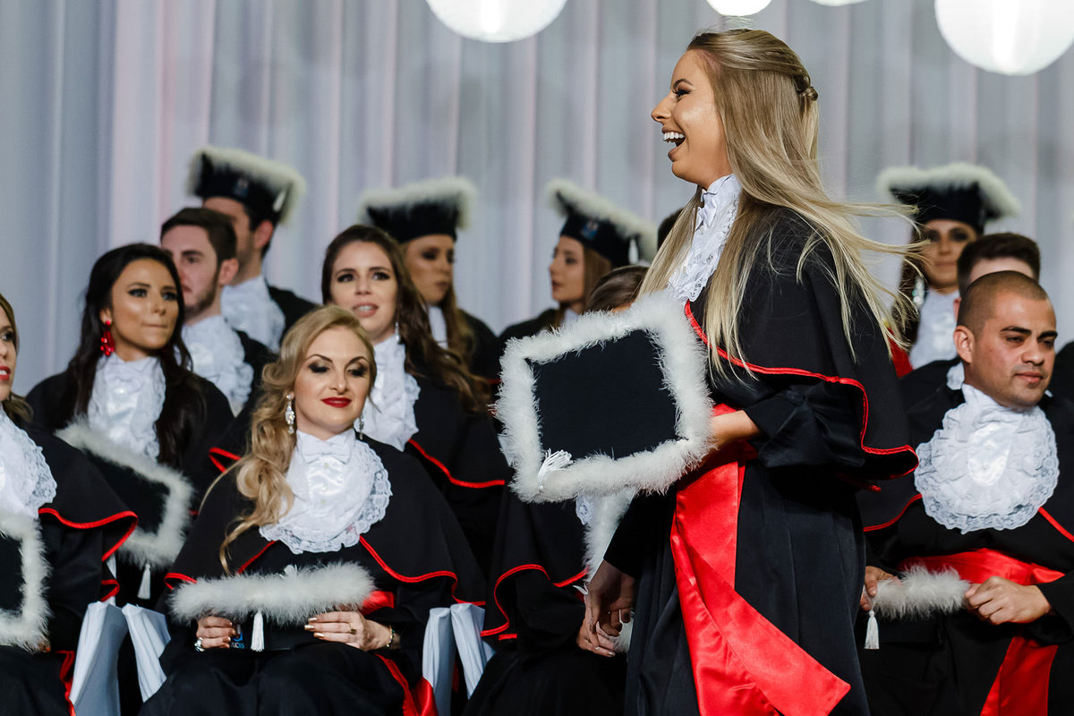 Formatura de Direito formanda da Amanda Parcianello, na PUCRS e Grêmio Náutico União, GNU, pelo fotógrafo para formatura Vinícius Vogel. Advogada, colação de Grau, toga, barrete, ensaio de formatura, canudo