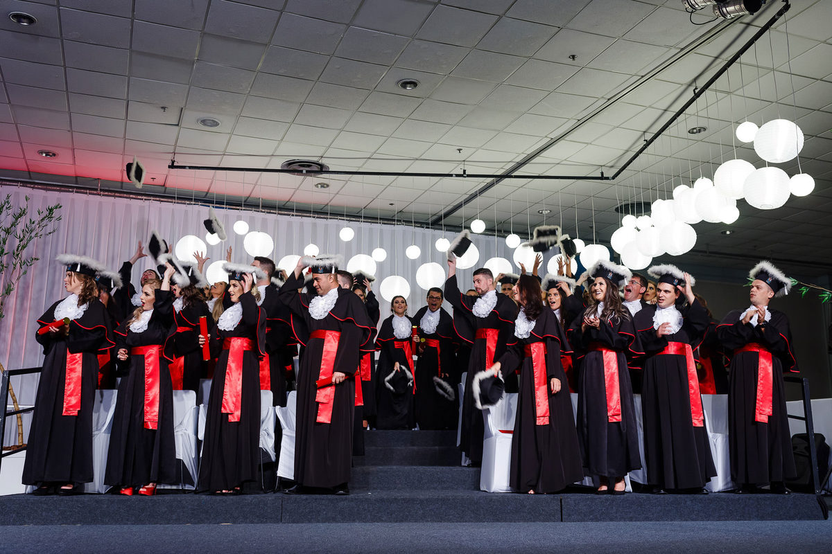 Formatura de Direito formanda da Amanda Parcianello, na PUCRS e Grêmio Náutico União, GNU, pelo fotógrafo para formatura Vinícius Vogel. Advogada, colação de Grau, toga, barrete, ensaio de formatura, canudo