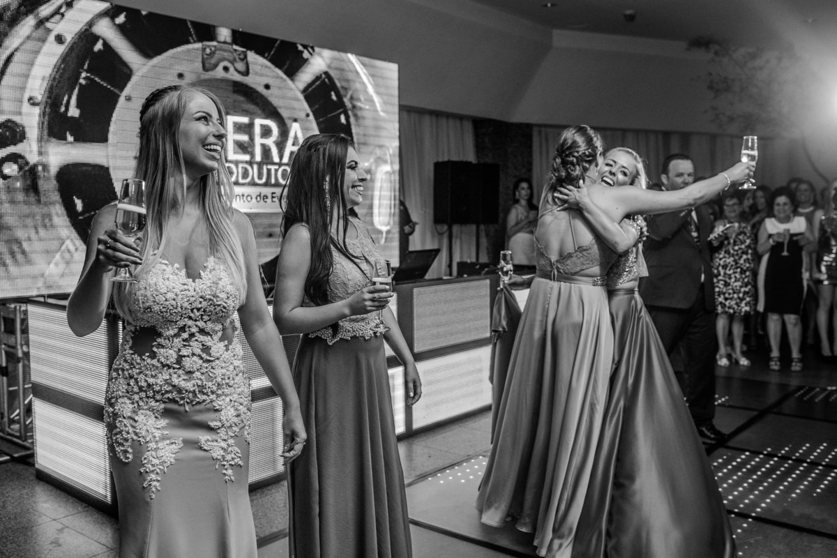 Formatura de Direito formanda da Amanda Parcianello, na PUCRS e Grêmio Náutico União, GNU, pelo fotógrafo para formatura Vinícius Vogel. Advogada, colação de Grau, toga, barrete, ensaio de formatura, canudo