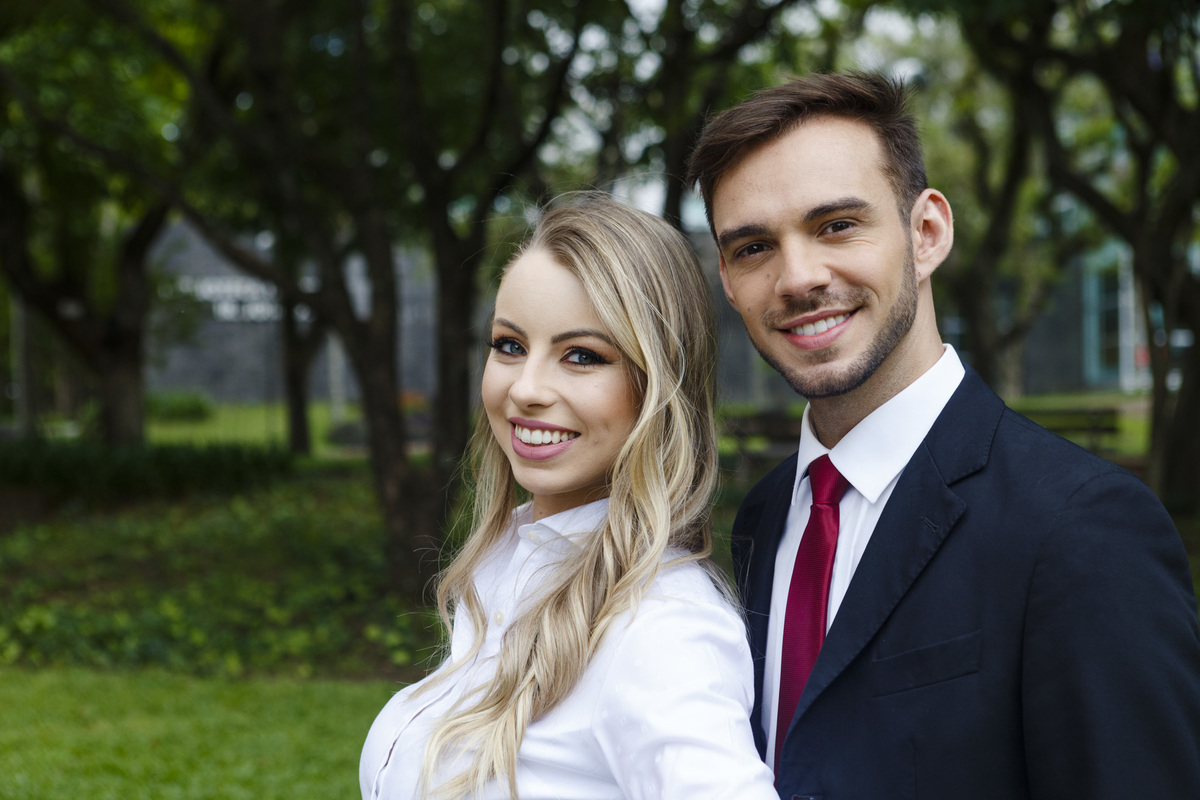 Formatura de Direito formanda da Amanda Parcianello, na PUCRS e Grêmio Náutico União, GNU, pelo fotógrafo para formatura Vinícius Vogel. Advogada, colação de Grau, toga, barrete, ensaio de formatura, canudo, prova de togas