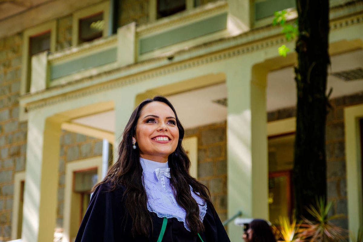 Prova de Togas da Juliane Thill, no IPA, em Porto Alegre. Fotógrafo de formatura, colação de grau, formanda, ensaio de togas.