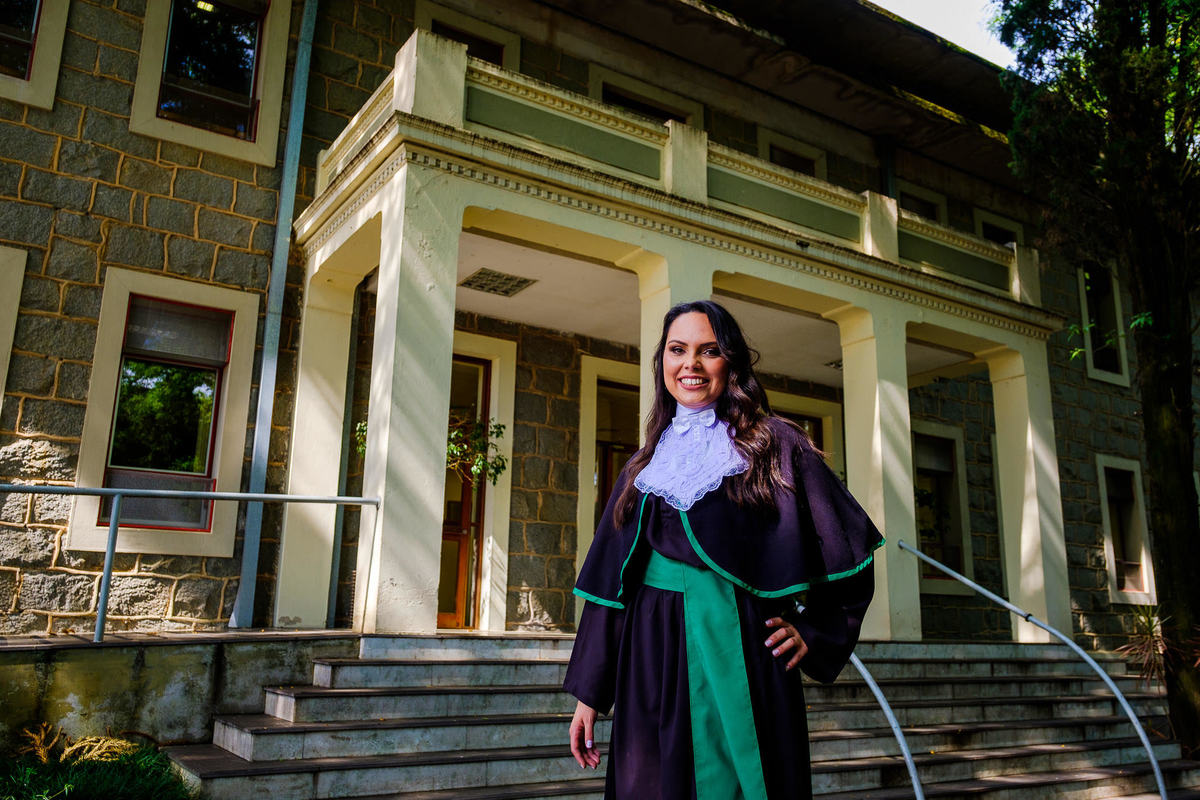 Prova de Togas da Juliane Thill, no IPA, em Porto Alegre. Fotógrafo de formatura, colação de grau, formanda, ensaio de togas.