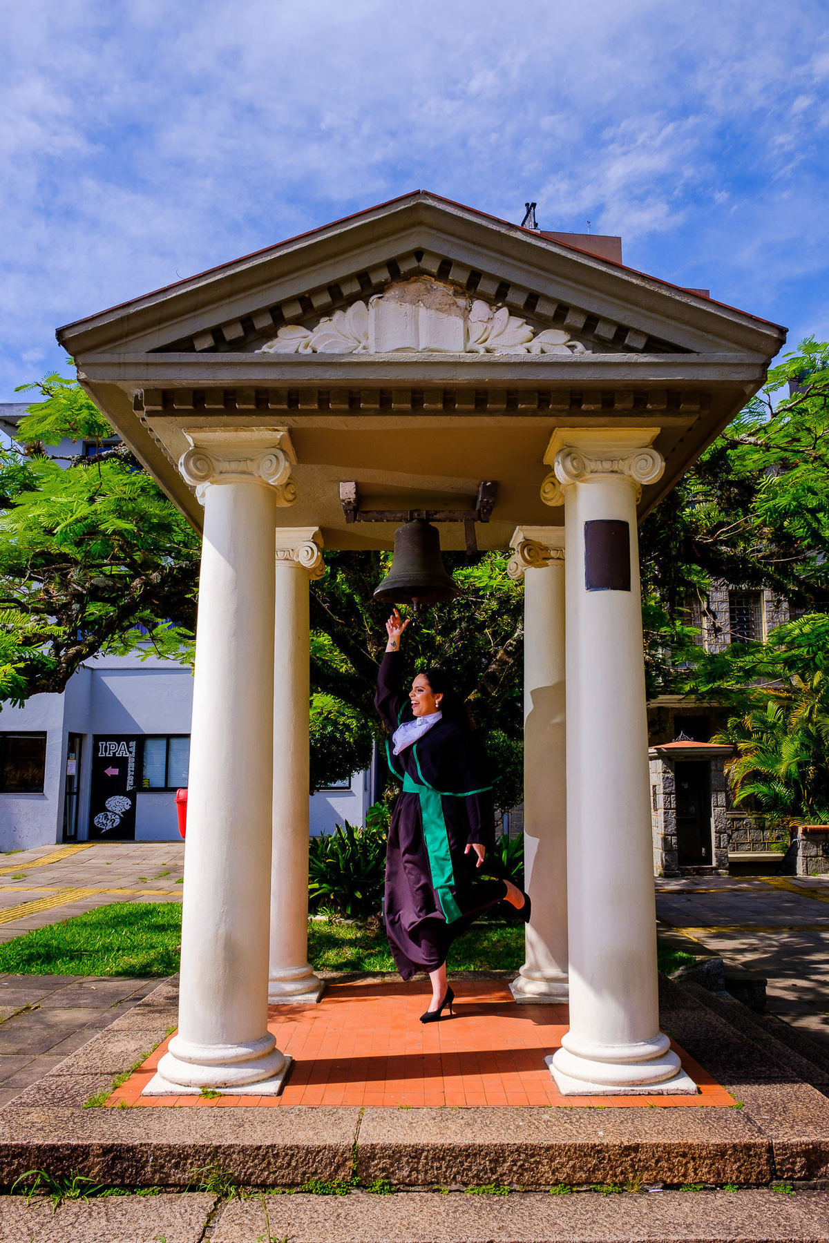 Prova de Togas da Juliane Thill, no IPA, em Porto Alegre. Fotógrafo de formatura, colação de grau, formanda, ensaio de togas, campus
