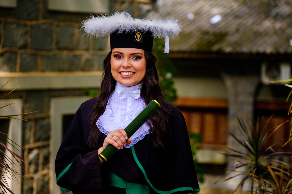 Prova de Togas da Juliane Thill, no IPA, em Porto Alegre. Fotógrafo de formatura, colação de grau, formanda, ensaio de togas, canudo, barrete