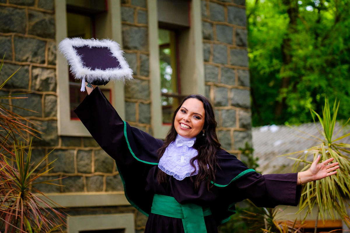 Prova de Togas da Juliane Thill, no IPA, em Porto Alegre. Fotógrafo de formatura, colação de grau, formanda, ensaio de togas.