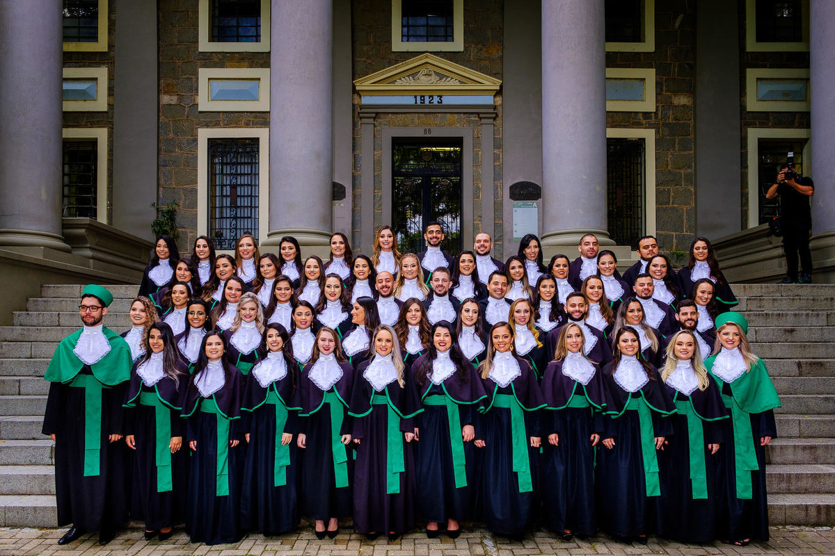 Prova de Togas da Juliane Thill, no IPA, em Porto Alegre. Fotógrafo de formatura, colação de grau, formanda, ensaio de togas, convite
