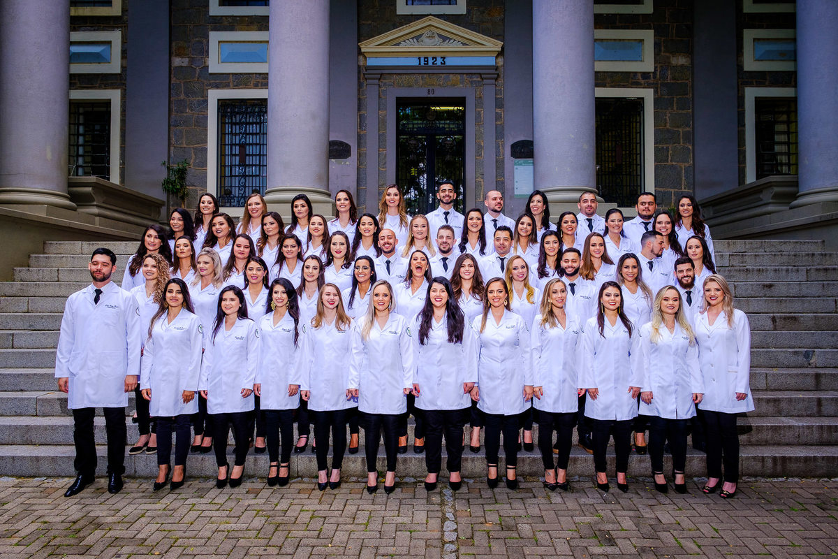 Prova de Togas da Juliane Thill, no IPA, em Porto Alegre. Fotógrafo de formatura, colação de grau, formanda, ensaio de togas