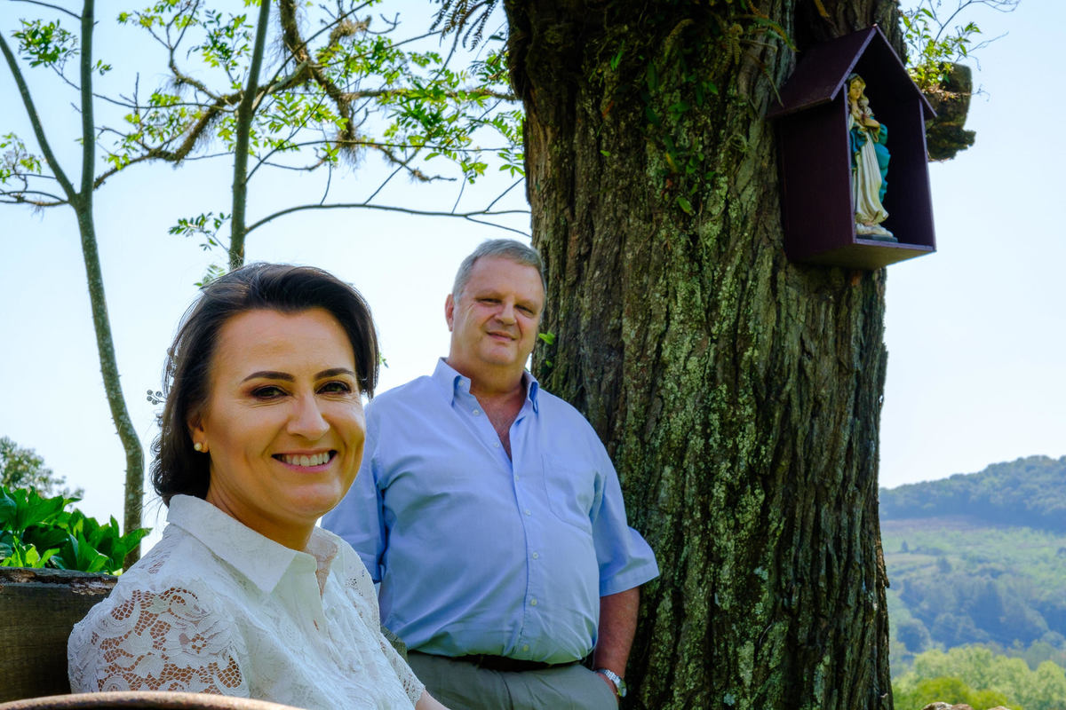 Ensaio de Casal pré Casamento da Carol e do Augusto, fotos pelo fotógrafo Vinícius Vogel. Fotógrafo em Porto Alegre, fotógrafo em Bento Gonçalves, Fotógrafo em Caxias do Sul, Fotógrafo em Florianópolis, Fotógrafo em Porto, Caminhos de Pedra
