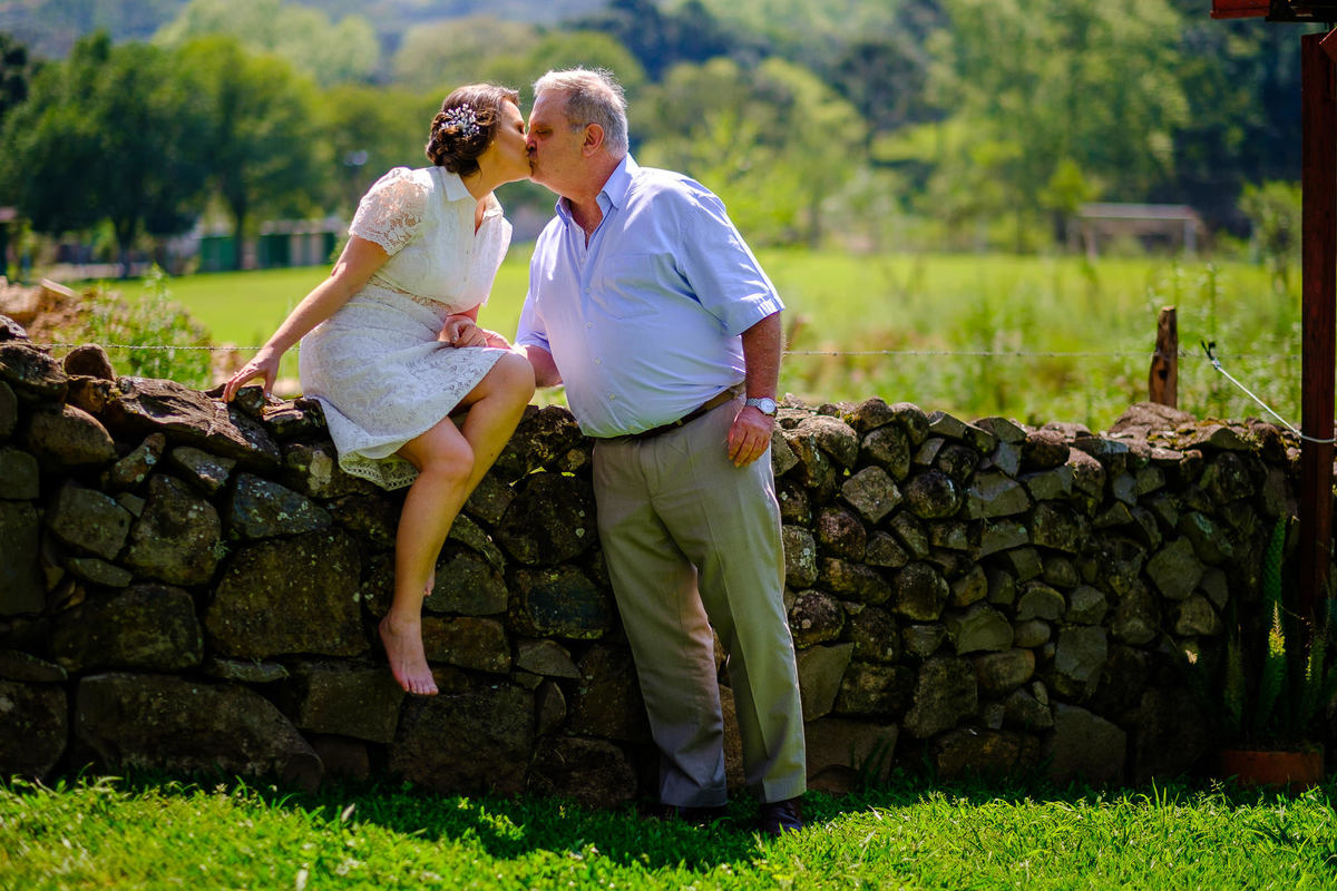 Ensaio de Casal pré Casamento da Carol e do Augusto, fotos pelo fotógrafo Vinícius Vogel. Fotógrafo em Porto Alegre, fotógrafo em Bento Gonçalves, Fotógrafo em Caxias do Sul, Fotógrafo em Florianópolis, Fotógrafo em Porto, Caminhos de Pedra