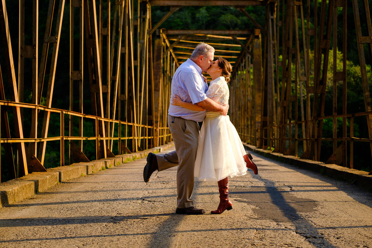 Ensaio de Casal pré Casamento da Carol e do Augusto, fotos pelo fotógrafo Vinícius Vogel. Fotógrafo em Porto Alegre, fotógrafo em Bento Gonçalves, Fotógrafo em Caxias do Sul, Fotógrafo em Florianópolis, Fotógrafo em Porto, Caminhos de Pedra