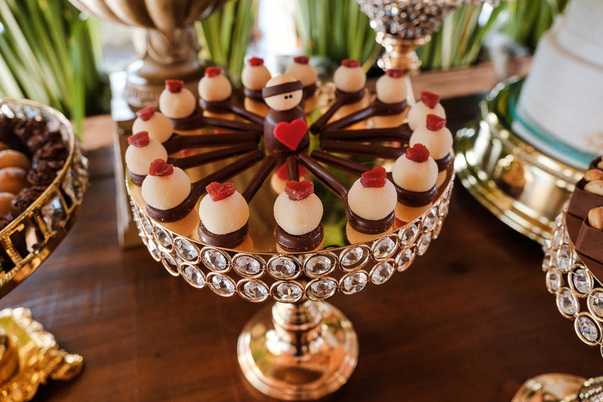 Fotógrafo de casamento, casamento gay, casamento homoafetivo, casamento LGBTI+, noivas, casamento lésbico, vestido de noiva, casamento ao ar livre, Vinícius Vogel, fotógrafa de casamento, Maggie, case na serra, São Paulo, Rio de Janeiro, mesa de doces