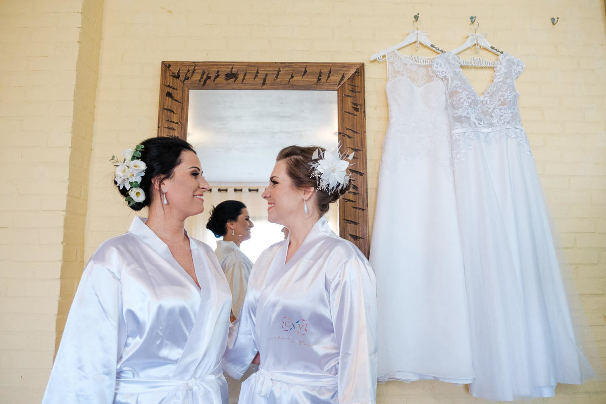 Fotógrafo de casamento, casamento gay, casamento homoafetivo, casamento LGBTI+, noivas, casamento lésbico, vestido de noiva, casamento ao ar livre, Vinícius Vogel, fotógrafa de casamento, Maggie, case na serra, São Paulo, Rio de Janeiro, noiva, vestido