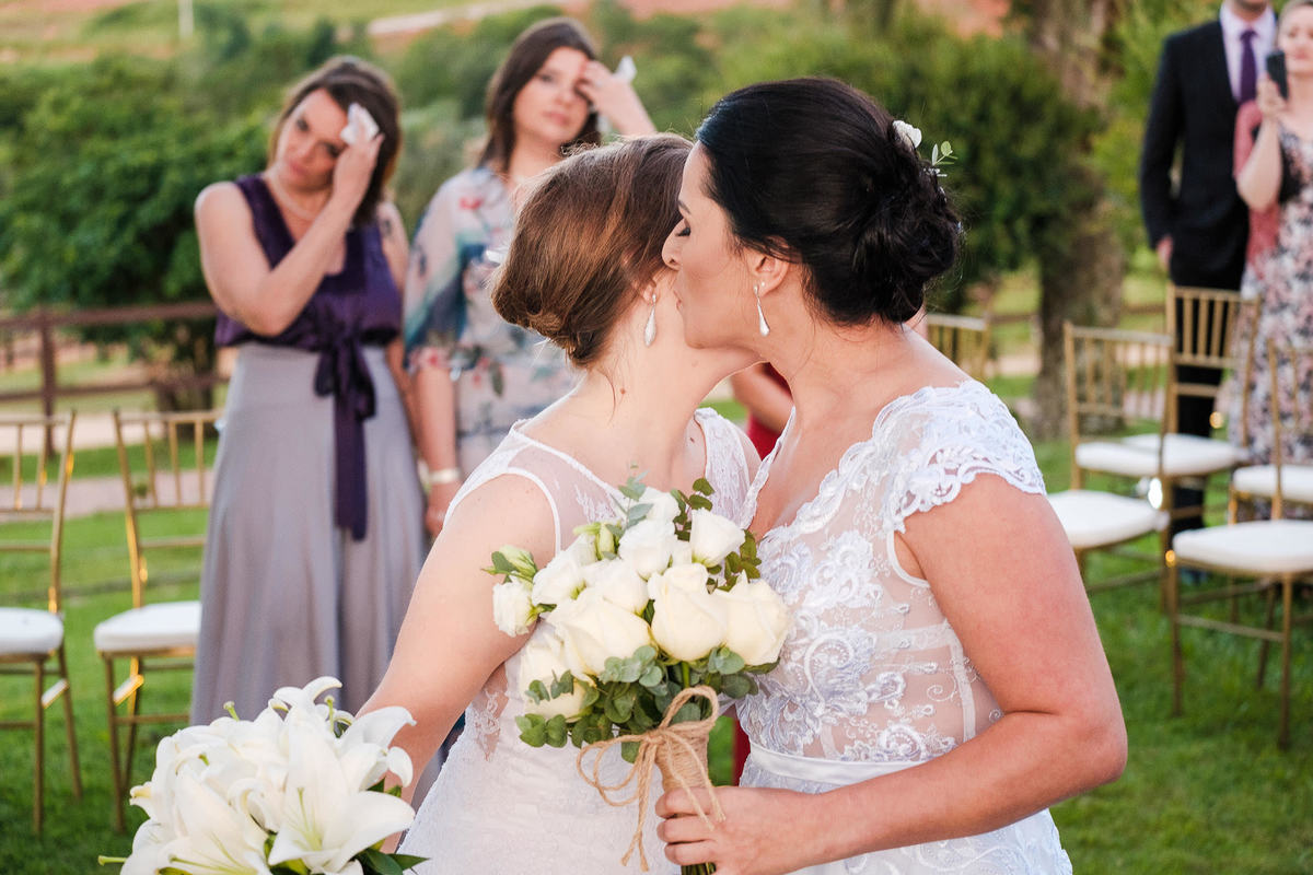 Fotógrafo de casamento, casamento gay, casamento homoafetivo, casamento LGBTI+, noivas, casamento lésbico, vestido de noiva, casamento ao ar livre, Vinícius Vogel, fotógrafa de casamento, Maggie, case na serra, São Paulo, Rio de Janeiro