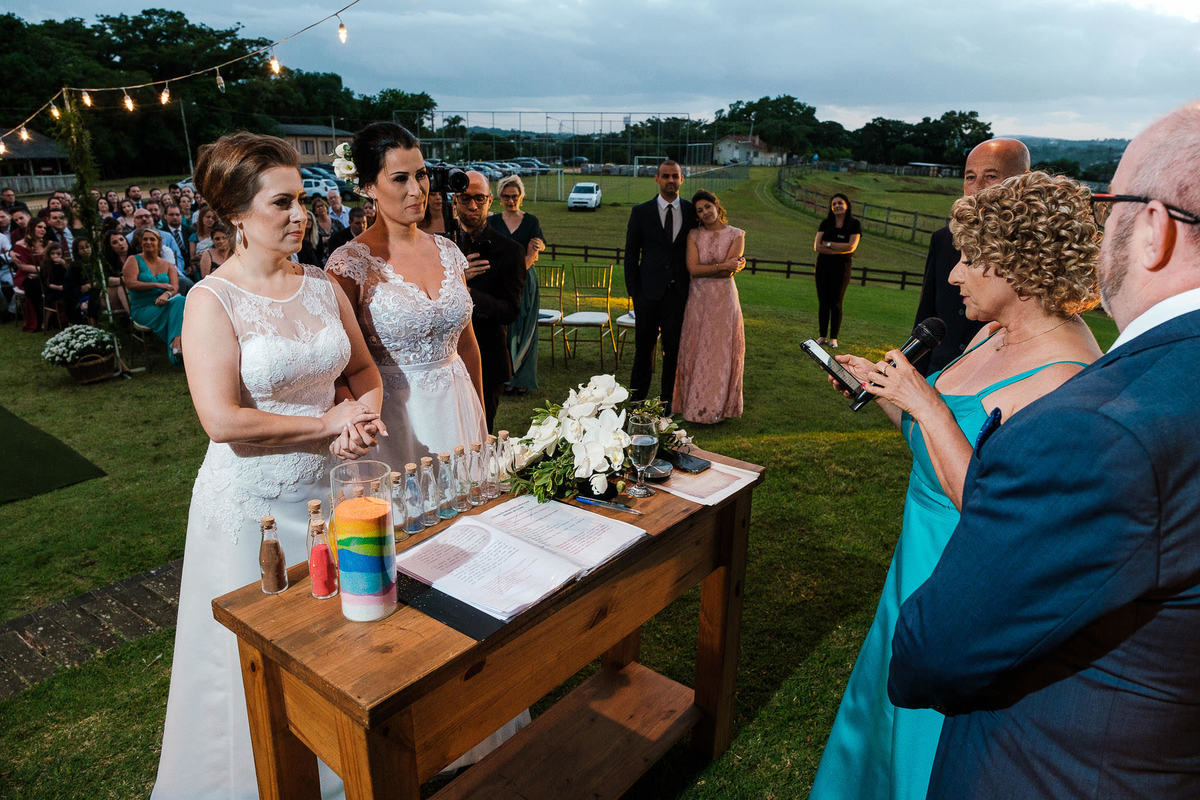 Fotógrafo de casamento, casamento gay, casamento homoafetivo, casamento LGBTI+, noivas, casamento lésbico, vestido de noiva, casamento ao ar livre, Vinícius Vogel, fotógrafa de casamento, Maggie, case na serra, São Paulo, Rio de Janeiro