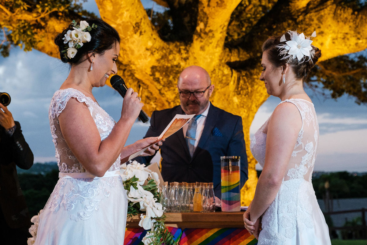 Fotógrafo de casamento, casamento gay, casamento homoafetivo, casamento LGBTI+, noivas, casamento lésbico, vestido de noiva, casamento ao ar livre, Vinícius Vogel, fotógrafa de casamento, Maggie, case na serra, São Paulo, Rio de Janeiro
