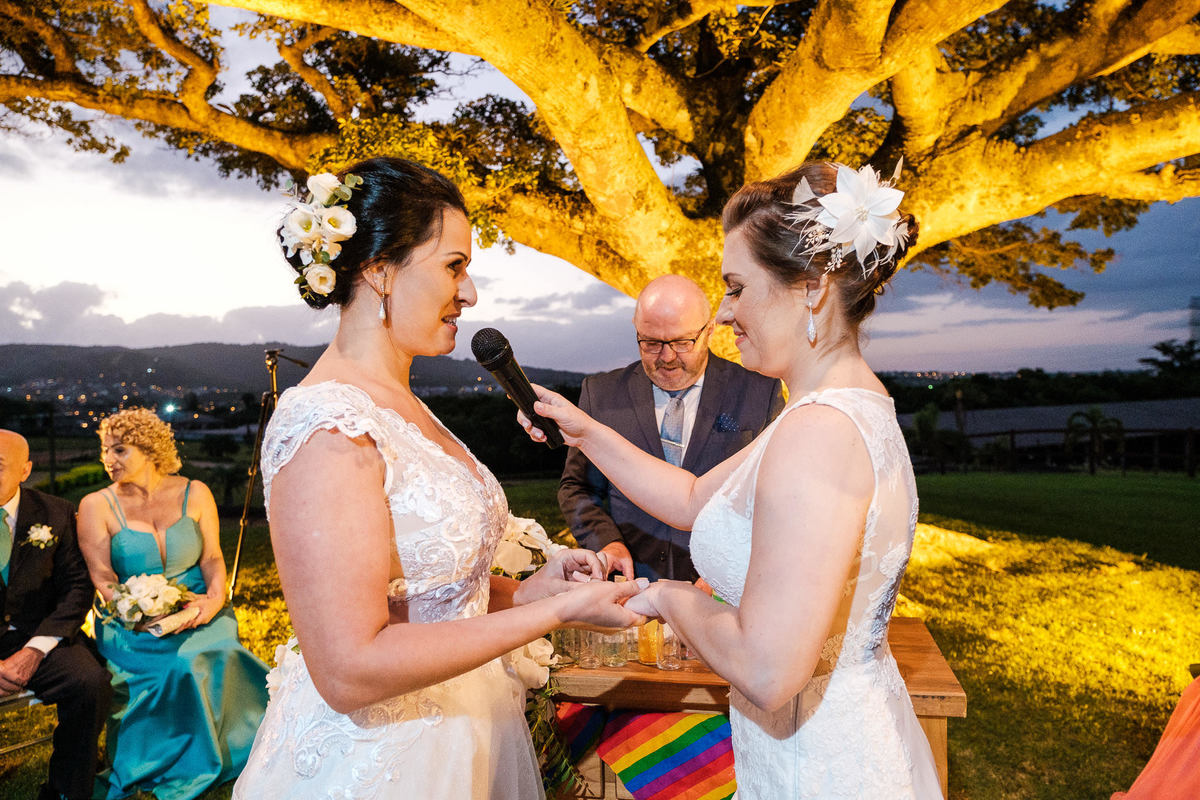 Fotógrafo de casamento, casamento gay, casamento homoafetivo, casamento LGBTI+, noivas, casamento lésbico, vestido de noiva, casamento ao ar livre, Vinícius Vogel, fotógrafa de casamento, Maggie, case na serra, São Paulo, Rio de Janeiro
