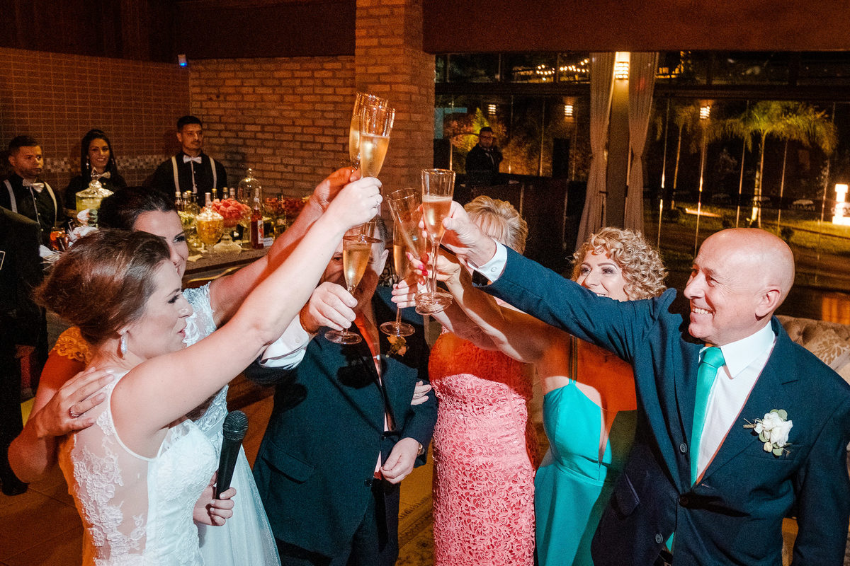 Fotógrafo de casamento, casamento gay, casamento homoafetivo, casamento LGBTI+, noivas, casamento lésbico, vestido de noiva, casamento ao ar livre, Vinícius Vogel, fotógrafa de casamento, Maggie, case na serra, São Paulo, Rio de Janeiro, brinde