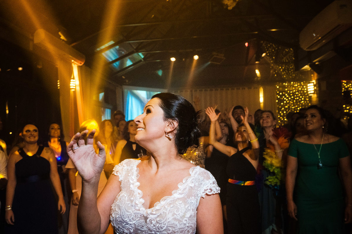 Fotógrafo de casamento, casamento gay, casamento homoafetivo, casamento LGBTI+, noivas, casamento lésbico, vestido de noiva, casamento ao ar livre, Vinícius Vogel, fotógrafa de casamento, Maggie, case na serra, São Paulo, Rio de Janeiro, jogar o buquê