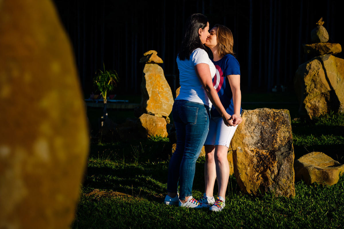 Fotógrafo de casamento, casamento gay, casamento ,homoafetivo, casamento LGBTI+, noivas, casamento lésbico, vestido de noiva, bosque, Vinícius Vogel, fotógrafa de casamento, Maggie, case na serra, São Paulo, ensaio de casal, Ecopark Tedesco