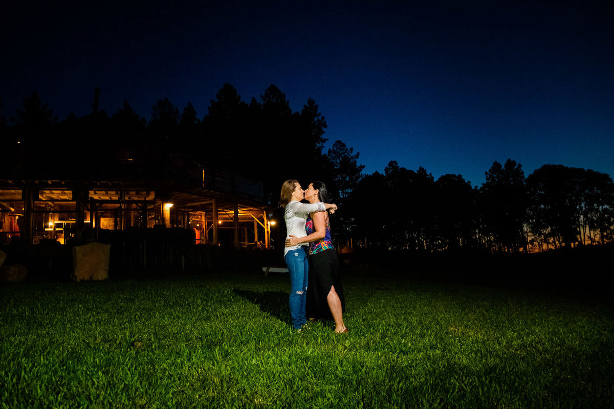 Fotógrafo de casamento, casamento gay, casamento ,homoafetivo, casamento LGBTI+, noivas, casamento lésbico, vestido de noiva, bosque, Vinícius Vogel, fotógrafa de casamento, Maggie, case na serra, São Paulo, ensaio de casal, Ecopark Tedesco