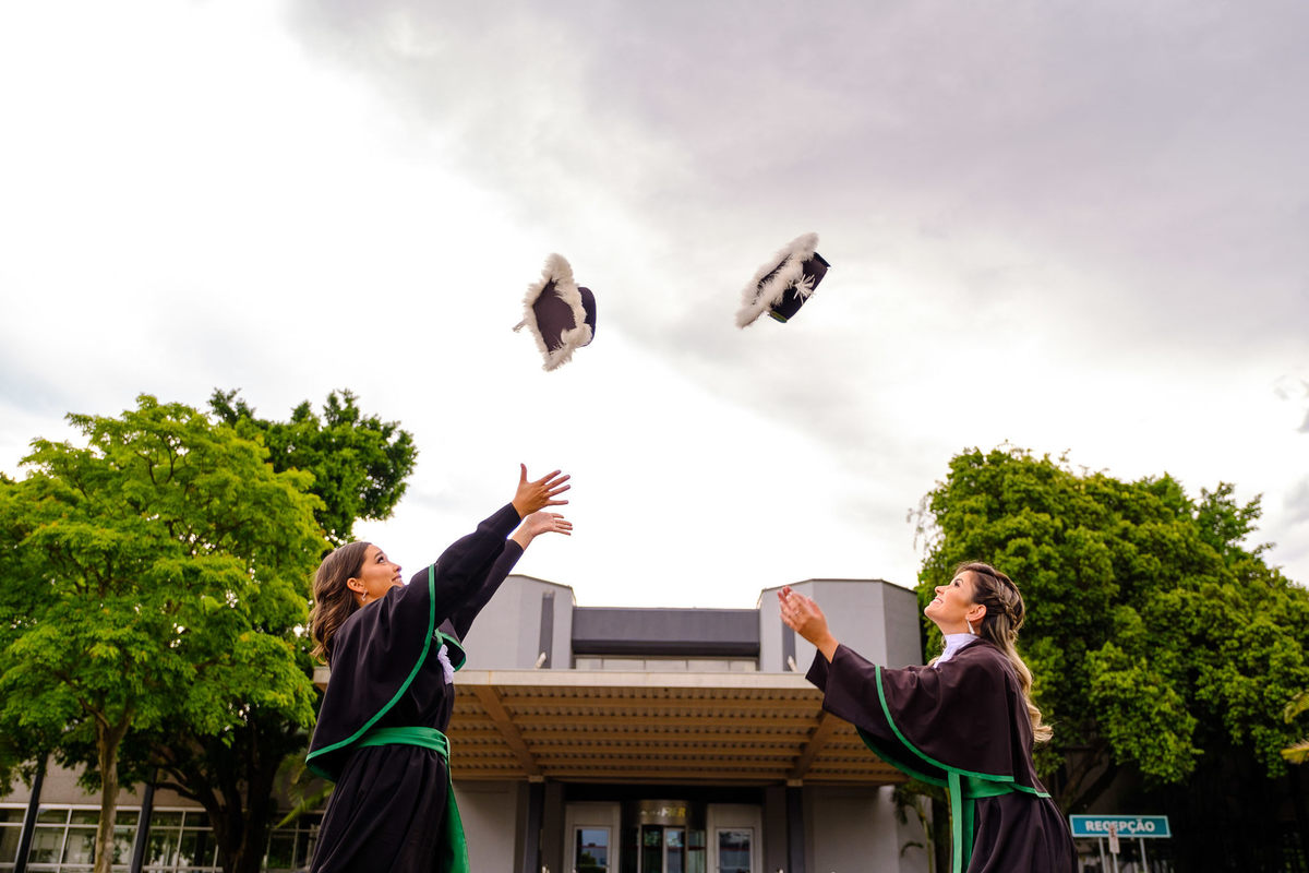 Fotos de formatura de Muriel e Renata, formandas de Medicina da Ulbra, pelo fotógrafo Vinícius Vogel e Maggie, fotos de formandos, toga, barrete, ensaio de formatura, book de formatura, prova de togas, ensaio de togas, medicina, sociedade Germânia,