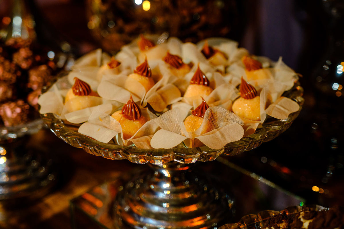 Fotos de formatura de Muriel e Renata, formandas de Medicina da Ulbra, pelo fotógrafo Vinícius Vogel e Maggie, fotos de formandos, toga, barrete, prova de togas, ensaio de togas, medicina, sociedade Germânia, docinho, mesa de doces