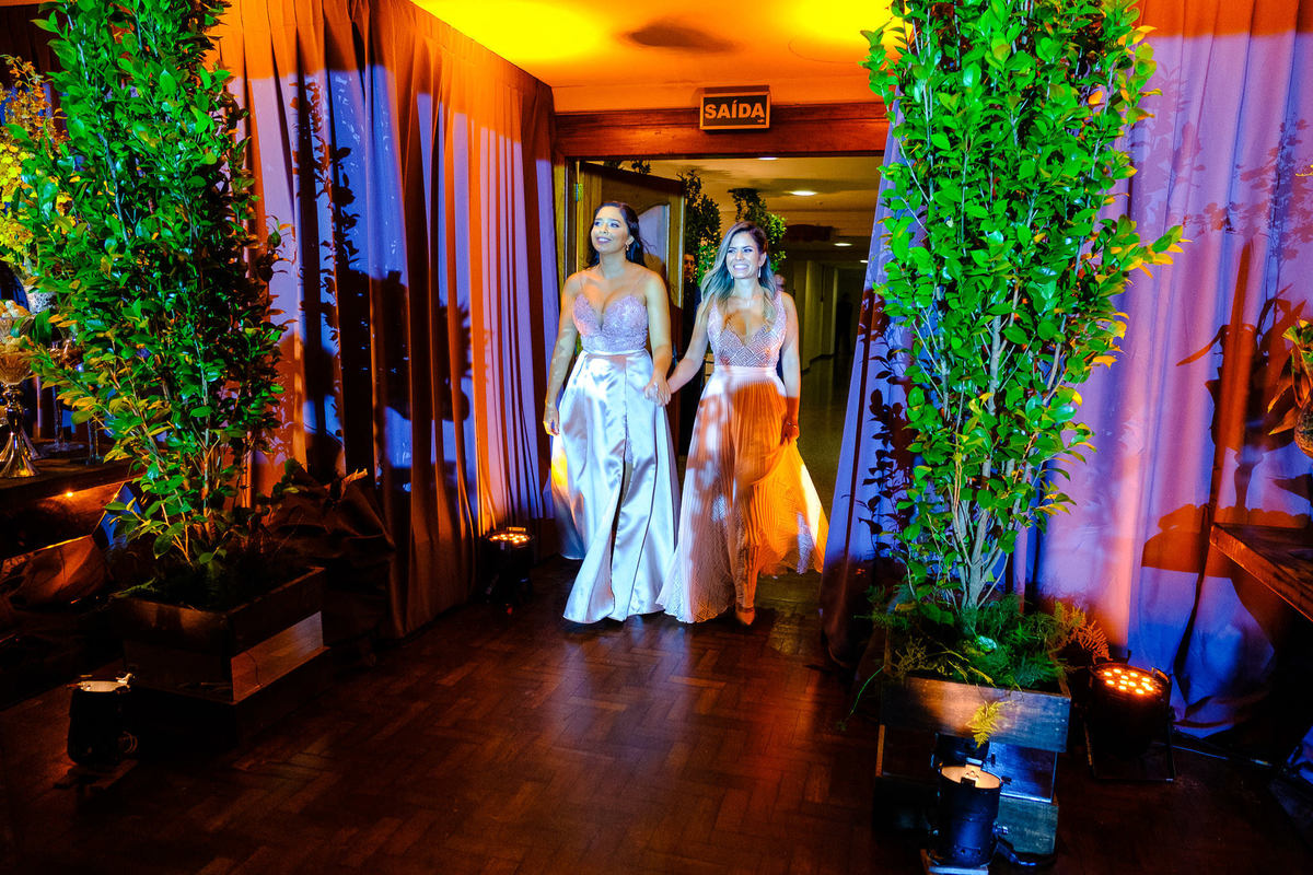 Fotos de formatura de Muriel e Renata, formandas de Medicina da Ulbra, pelo fotógrafo Vinícius Vogel e Maggie, fotos de formandos, toga, barrete, prova de togas, ensaio de togas, medicina, sociedade Germânia, vestido de formatura