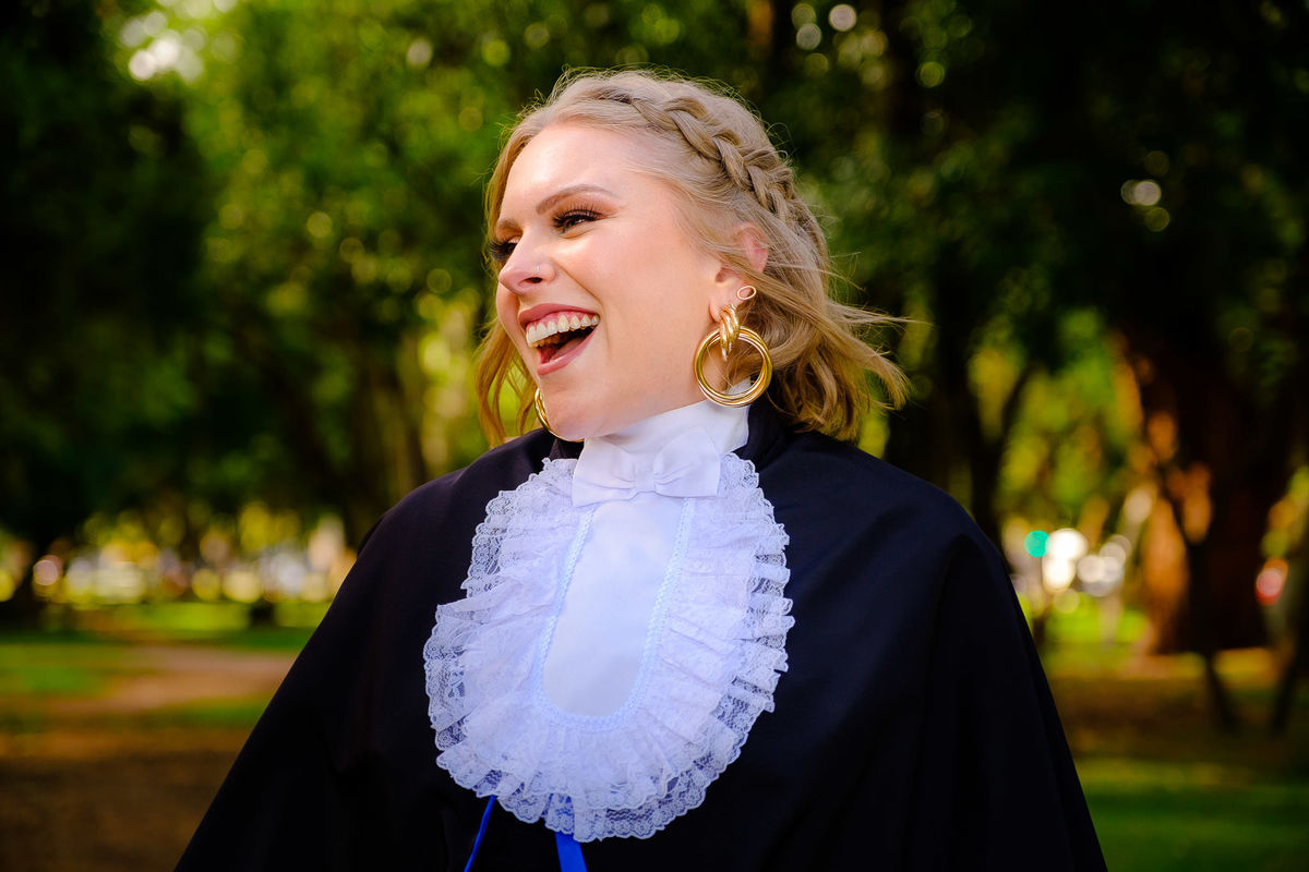 Formatura de Arquitetura, Formanda Glória, Vinícius Vogel, fotógrafo de formatura, Maggie, fotógrafa, em Porto Alegre. Prova de togas, colação de grau, barrete, toga, canudo. 