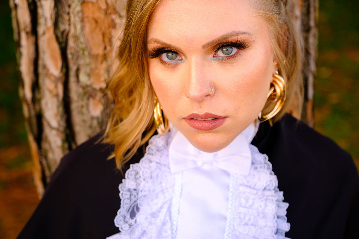 Formatura de Arquitetura, Formanda Glória, Vinícius Vogel, fotógrafo de formatura, Maggie, fotógrafa, em Porto Alegre. Prova de togas, colação de grau, barrete, toga, canudo. 